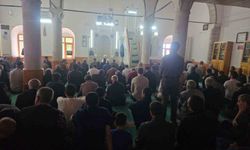 Bayramın üçüncü gününde, vatandaşlar cuma namazında camileri doldurdu