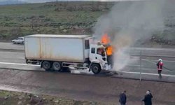 Bingöl'de seyir halindeki kamyon alev alev yandı