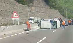 Bolu Dağı'nda otomobil ile çarpışan araç devrildi: Kilometrelerce araç kuyruğu oluştu