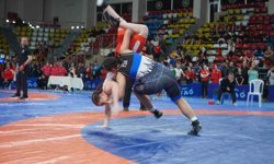 Bolu'da 40 ilden 500 sporcunun katıldığı Okul Sporları Yıldızlar Güreş Türkiye Şampiyonası başladı