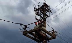 Bolu'da elektrik direğine yıldırım düştü