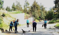 Boyabat'ta yükümlüler mezarlıkları bayrama hazırladı