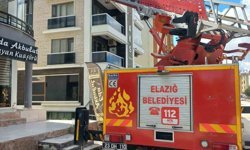 Cam arasına sıkışan güvercin kurtarıldı