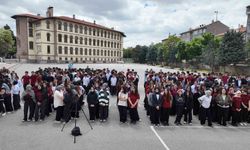 Çanakkale Şehitliğinde dalgalanan bayrak, Konya'nın tarihi lisesinde