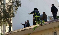 Çatıya çıkıp üzerine benzin döktü gazeteci oyaladı polis yakaladı