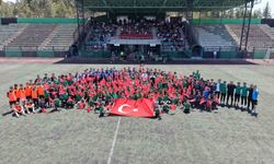 Çayırova'da 19 Mayıs coşkusu yeşil sahaya taşındı