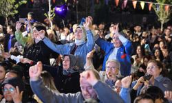 Çiçek Festivali'nin son gününde düzenlenen konserde vatandaşlar doyasıya eğlendi