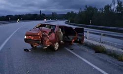 Çorum'da otomobil bariyerlere çarptı: 2 yaralı