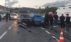Domaniç'te iki otomobil çarpıştı: 3 yaralı