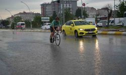 Edirne'de sağanak yağış etkili oldu, sürücüler zor anlar yaşadı