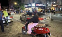 Ehliyet sevincini polislere erik ikram ederek paylaştı