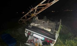 Elektrik direğine çarpan otomobil ters döndü