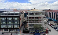 Erzincan'da çatıda tehlikeli çalışma kameraya yansıdı