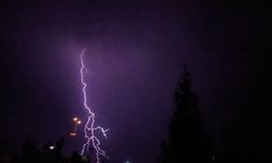 Erzincan'da geceyi şimşekler aydınlattı