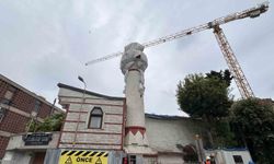Fatih'te 400 yıllık cami minaresinin kubbesi vinç çarpmasıyla yıkıldı