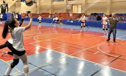 Filede vali sürprizi; Ziya Polat genç sporcularla voleybol oynadı