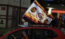 Galatasaray taraftarı şampiyonluğu sokaklarda kutladı