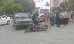 Gediz'de otomobil ile motosiklet çarpıştı, 2 kardeş yaralandı
