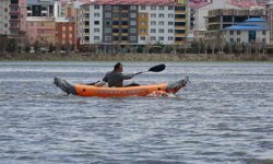 Göle dönen Ardahan ovasında kano keyfi