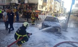 Hatay'da seyir halindeki otomobilin motoru alev aldı