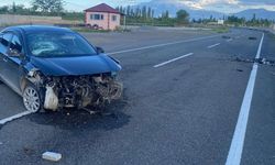 Iğdır'da otomobil refüje çarptı: 3 kişi yaralandı