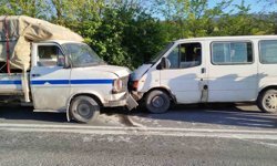İki araç kafa kafaya çarpıştı, 1 yaralı