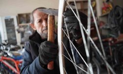 İlkokul çağındayken çırak olarak başladı, yarım asrı aşkın süredir bisiklet tamir ediyor