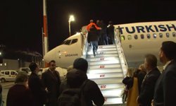 İsrail'in alıkoyduğu Küresel Sumud Filosu aktivistlerini taşıyan uçak İstanbul'a geldi
