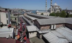 İstanbul'da 1 günlük tatili ve güneşli havayı fırsat bilenler Eminönü'ne akın etti