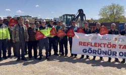 Jandarma 200 traktör sürücüsüne eğitim vererek 400 reflektör dağıttı