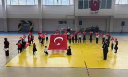 Kağızman'da okuma bayramı coşkusu: Minik öğrencilerden muhteşem gösteri