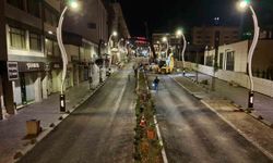Karabük'te caddeler gece mesaisiyle yenileniyor