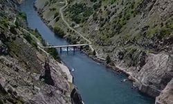 Karakaya Barajında su tahliyesi nedeni ile köprü trafiğe kapatıldı