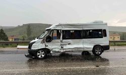 Karşı şeride geçti, 10 kişinin bulunduğu minibüsle çarpıştı: 11 yaralı