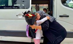 Kendisine emanet edilen minikleri 'Anne' şefkatiyle taşıyor
