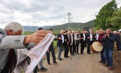 Kıbrıs Gazisi istedi, köy meydanında vali ve belediye başkanı halay çekti