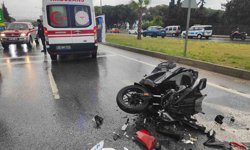 Kırmızı ışıkta bekleyen araca çarpan motosiklet sürücüsü ağır yaralandı