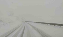 Kop Geçidi'nde kar ve tipi ulaşımı zorlaştırdı