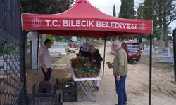 Kurban Bayramı'nın birinci gününde mezarlıklarda çiçek dağıtıldı