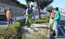 Kuşadası'nda bayram öncesi refüjler bakıma alındı