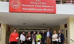 Kütahyalı kadınlar huzurevindeki yaşlılar için lif ördü