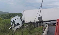 Kuzey Marmara'da otomobilin çarptığı tır bariyerleri aşıp yoldan çıktı