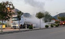 Lastiği patlayan yakıt tankeri alev aldı