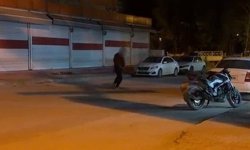 Madde bağımlısı yolun ortasında yalpalayarak ilerledi