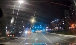 Makas atarken otomobile arkadan çarptı... Kaza anı kamerada