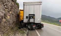 Makaslayan tır yol kenarındaki kayalıklara çarptı: 1 yaralı
