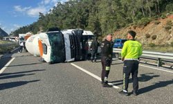 Marmaris'te beton mikseri devrildi, şoför burnu bile kanamadan kurtuldu