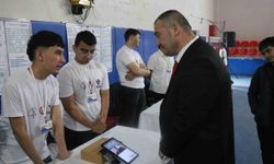 Meslek lisesi öğrencileri işaret dilini yapay zekayla sese dönüştürdü