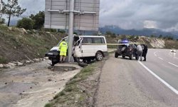 Minibüs önce otomobile sonra tabelaya çarptı: 1 ölü