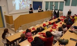 Minik eller mutfakta ilk deneyimini yaşadı
